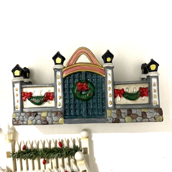 1 Set Christmas Village Gazebo, Gate and Fences Collectible Figurine - Picture 2 of 6